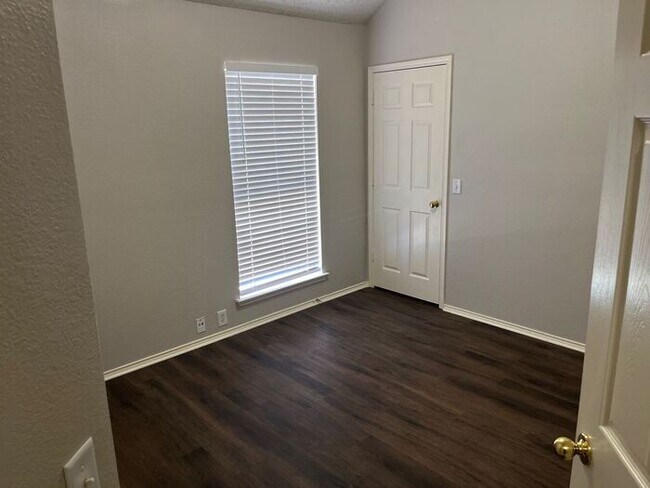 Building Photo - Bright & Inviting Home with Walk-In Closet...