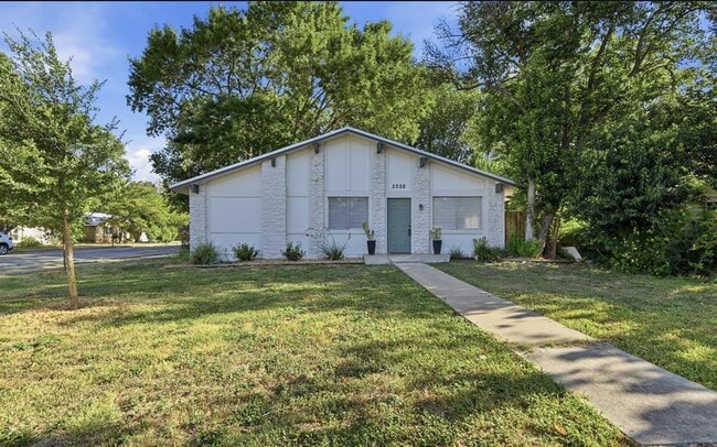 Building Photo - 2208 Deadwood Dr