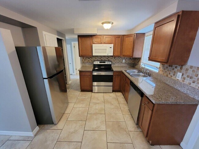 Building Photo - BEAUTIFUL 3/2/1 1020 Sq Ft, UPDATED kitchen & bath, ALL tile floors, LARGE fenced in yard!!