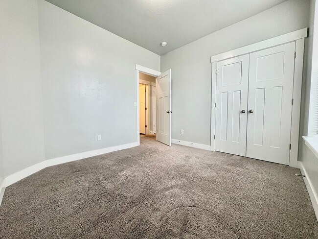 Building Photo - Spacious & Bright 3 Bedroom Condo with Pool Access, Garage, and Prime Lehi Location!