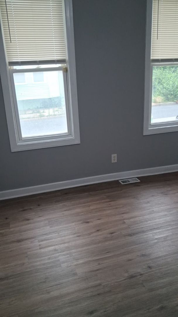 Building Photo - Three Bedroom One Bathroom Ready For ASAP Move In