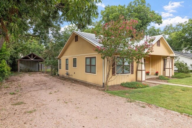 Building Photo - Adorable Bunglow