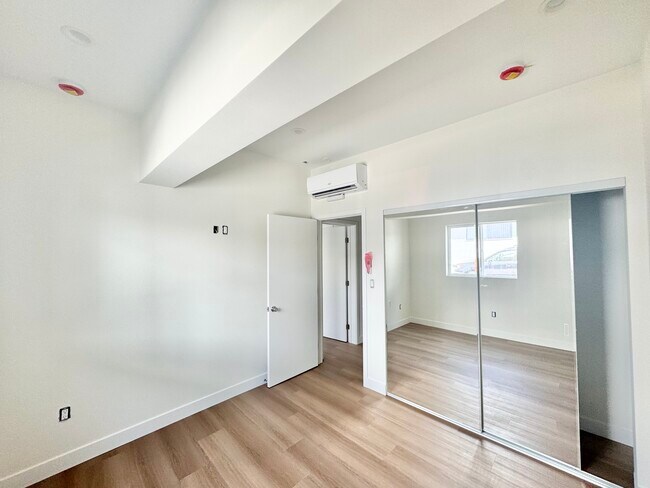 Building Photo - 1135 S Doheny Dr