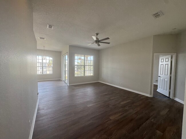 Building Photo - 3 BD / 2BA WATER VIEW CARRIAGE TOWNHOME