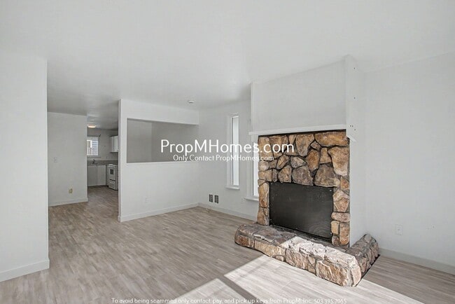 Building Photo - Updated Two Bedroom Duplex in Sellwood - Garage Included!