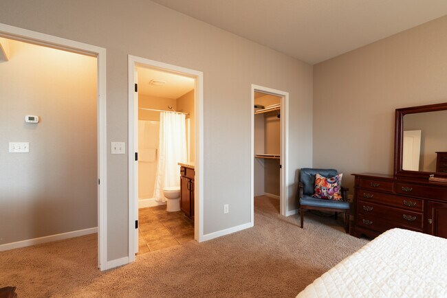 Building Photo - 2304 Marina Rd SE