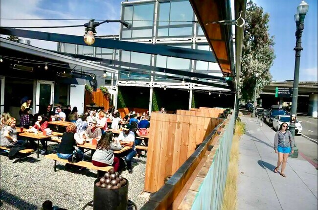 Arthur Mac’s beer garden - 667 40th St