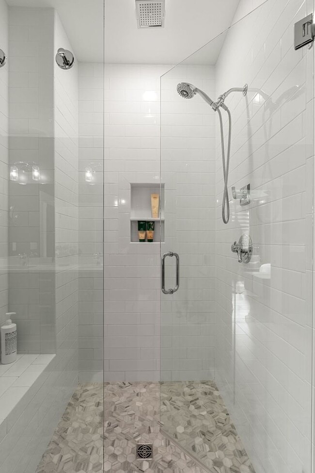 Building Photo - Stunning Rental In Charlotte Parkside