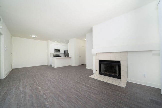 Building Photo - Remodeled, ground level, 1 bedroom, 1 bath condo in Lakeside Garden Grove Community