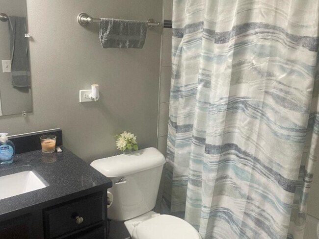 Building Photo - 3313 S Calumet Ave