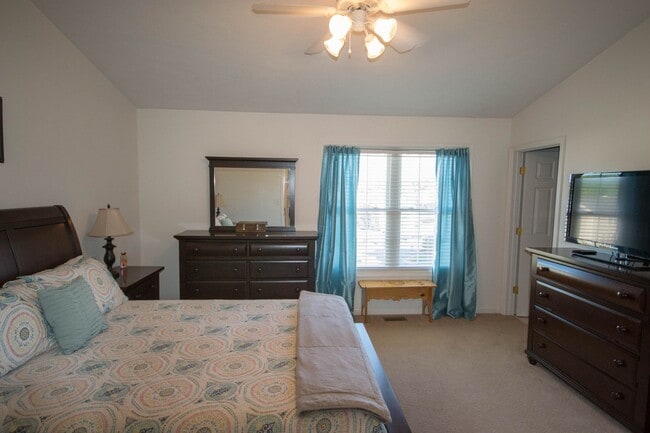 Building Photo - End Unit Townhouse With Garage and Unfinis...