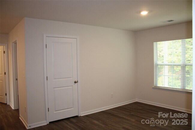 Building Photo - 2295 Mdw Strm Dr