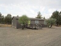 Building Photo - 3 Bedroom, 2 Bathroom Updated Home South o...