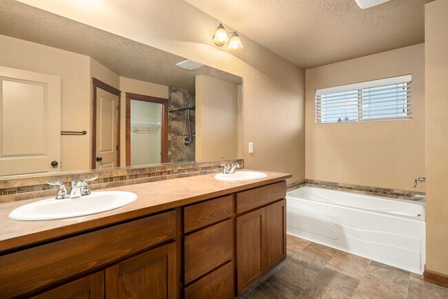 Building Photo - Great Location, Single Family Home, CDA, Pet Friendly