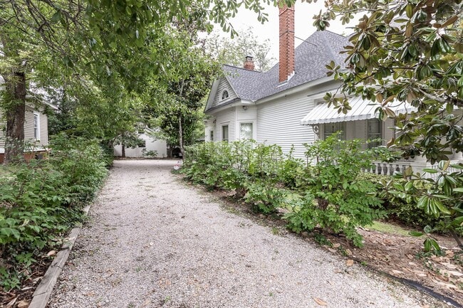 Building Photo - RESIDENTIAL/COMMERCIAL RENTAL - Charming historic home located downtown Opelika! (*Partially Furn...