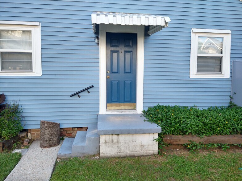 Building Photo - 1220 Adams St