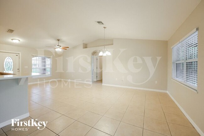 Building Photo - 652 Keller St E