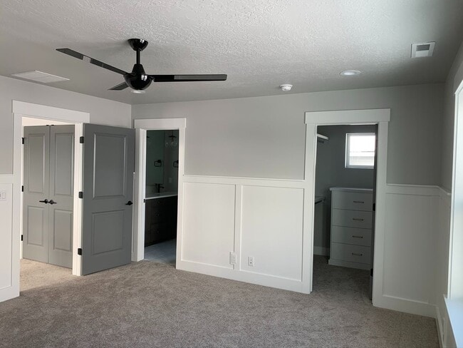 Building Photo - Spectacular newer 3 bed 2.5 bath custom ho...