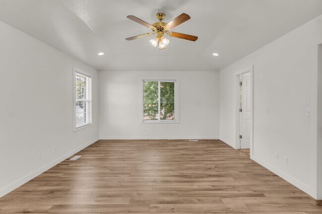 Building Photo - Spacious 5 Bed Kaysville Home with 3-Car Garage