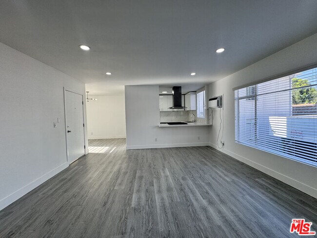 Primary Photo - 1279 N Harper Ave