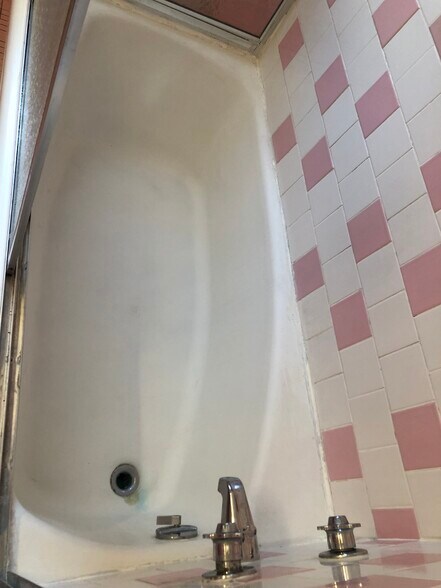 Bathtub/Shower - 188 Lawrence St
