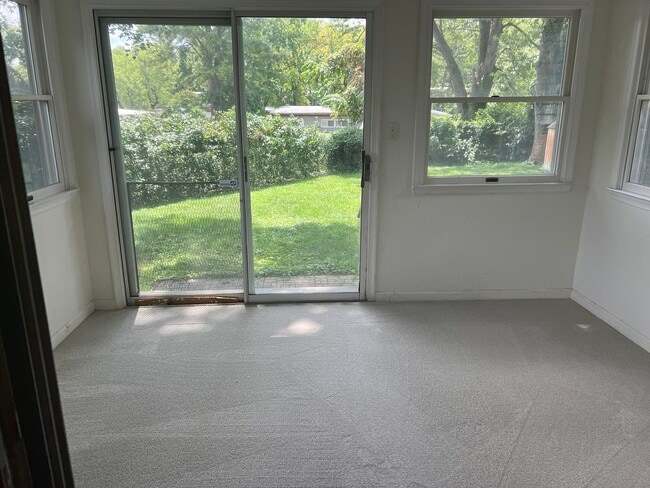 Building Photo - Spacious Split Level