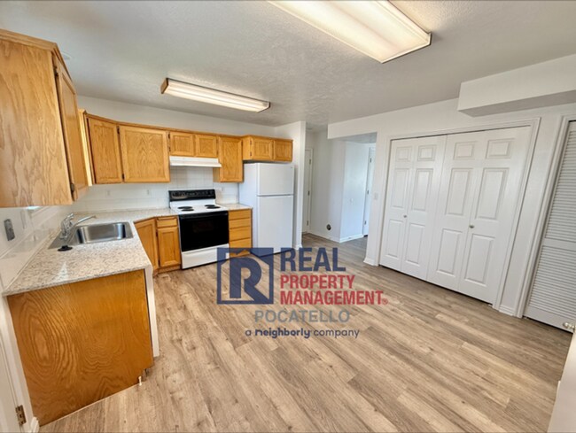 Building Photo - 3 Bedroom 1.5 Bath Apartment - 1 car garage