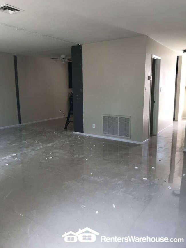 Building Photo - Renters Warehouse proudly presents a commu...