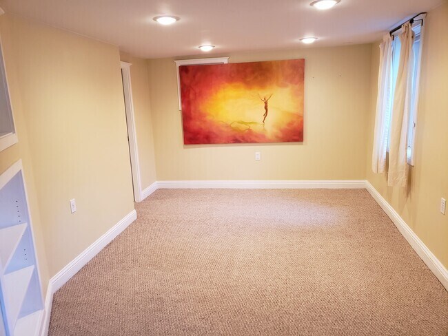 Lower level bedroom - 4125 SE Gladstone st