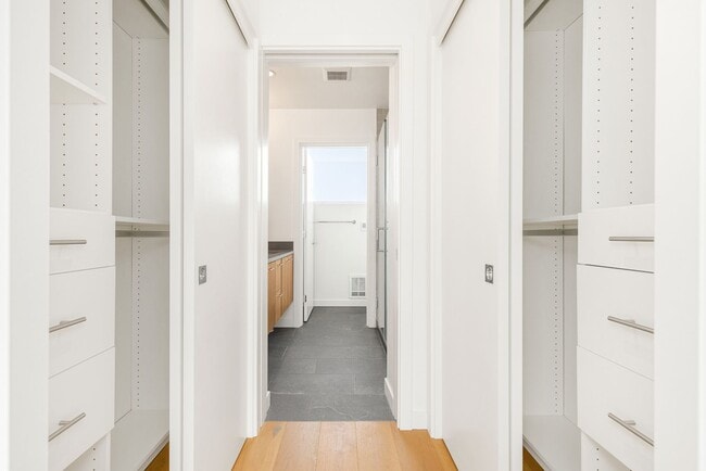 Building Photo - Eastlake 3 Bedroom Townhouse with Rooftop Deck/Views