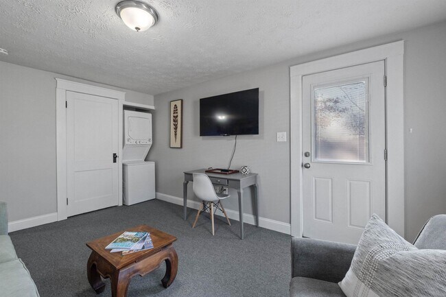 Building Photo - 65 S Elm St