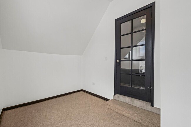 Building Photo - 4116 N Kilbourn Ave