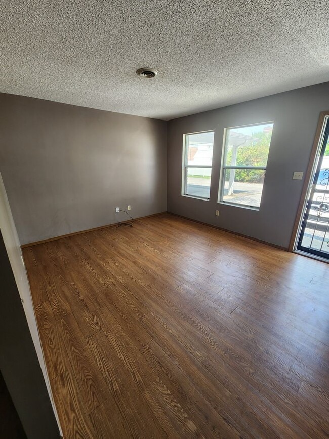 Building Photo - 1005 W Cherry St