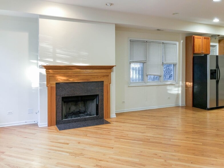 Building Photo - 2327 N Southport Ave