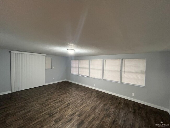 Building Photo - 3000 Royal Palms Cir