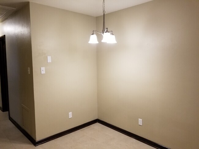 Building Photo - 305 Woodview Ave