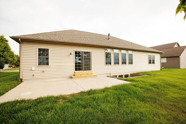 Building Photo - 3 Bed (with 4th bed potential downstairs),...