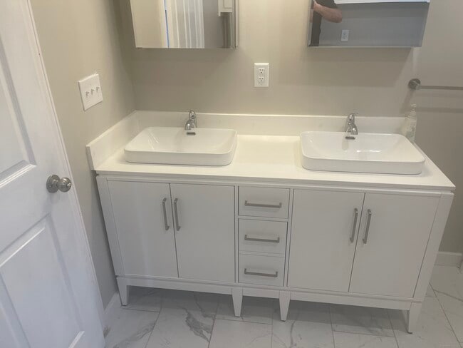 Building Photo - 14 Church St