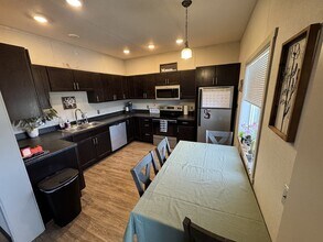 Building Photo - 458 N Creek Dr