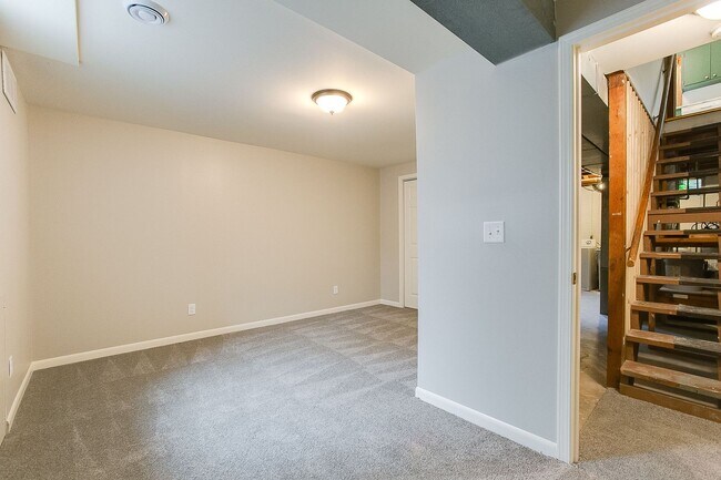 Building Photo - Updated 3 Bedroom Duplex in Battle Creek