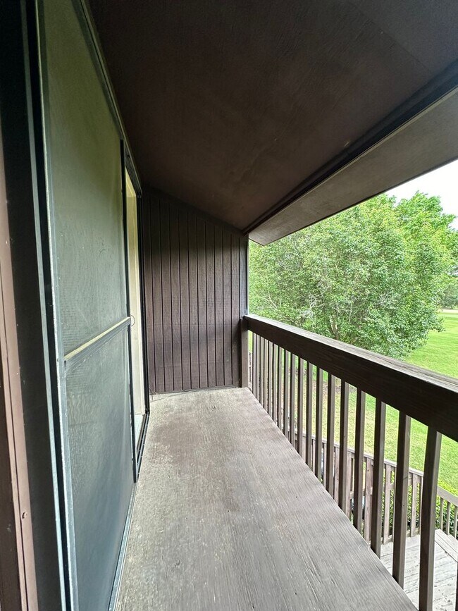 Building Photo - 3 BR 2 1/2 BA Townhome with Community Pool