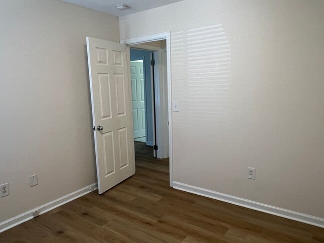 Building Photo - First Floor Forest Gardens - Walk to Beach!