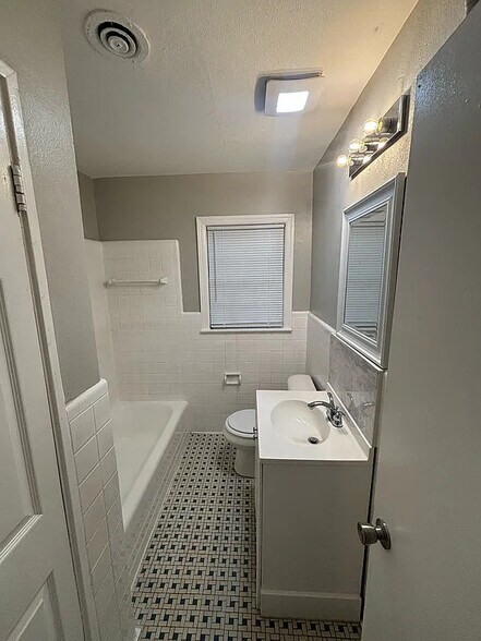 Building Photo - 1621 Burdette Dr