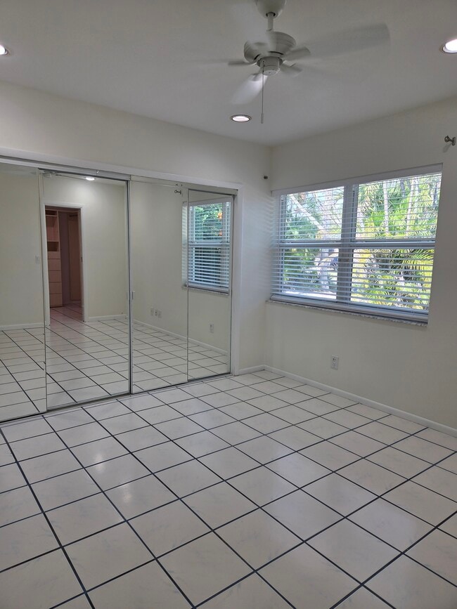 Building Photo - 1008 Macy St