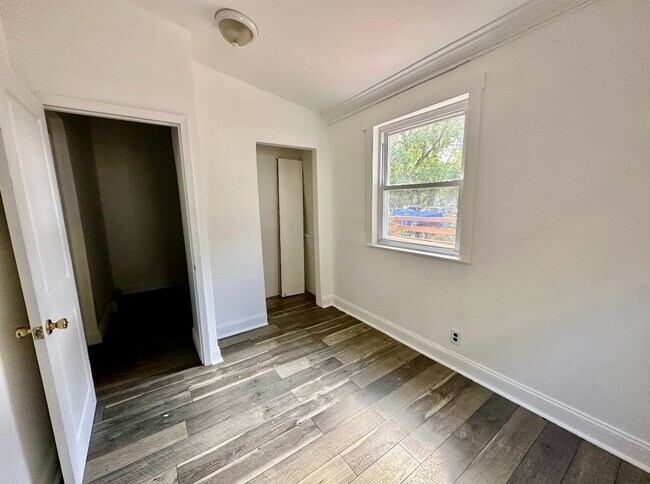 Building Photo - 930 W Main St