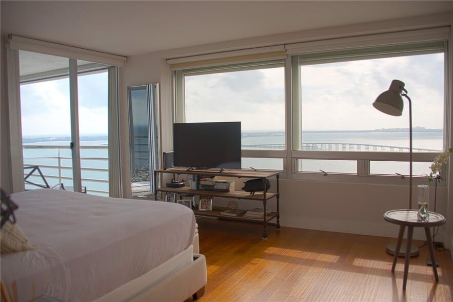 Building Photo - 1541 Brickell Ave