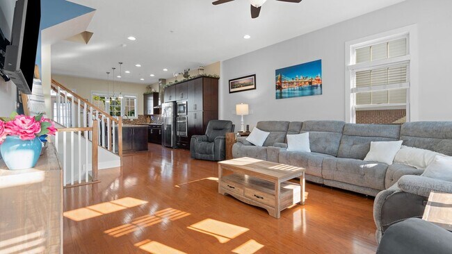 Building Photo - 337 Osona Ln