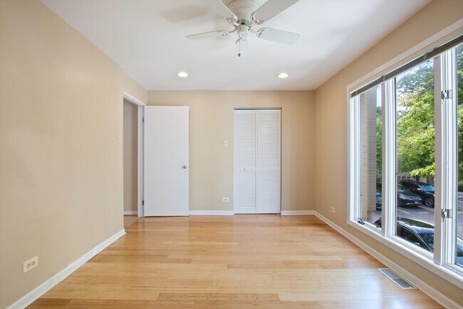 Building Photo - 1069 S Park Terrace