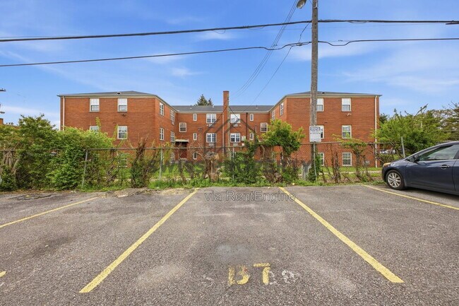 Building Photo - 544 Riverview Dr