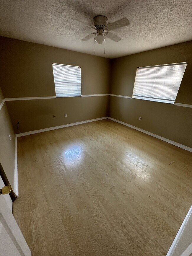 Building Photo - Updated 2 Bedroom, 2 Bathroom Home with St...